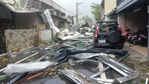 ▲康芮颱風挾風雨襲台，花蓮縣新城鄉康泰街，有民宅屋頂被吹垮，鐵皮建材散落一地，場面怵目驚心。（圖／翻攝畫面）