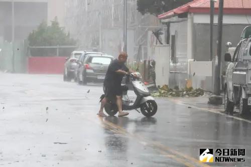 ▲台東直擊／市場滿目瘡痍　老闆躲颱風「拋棄整攤西瓜、鳳梨」逃命。（圖／記者朱永強攝）