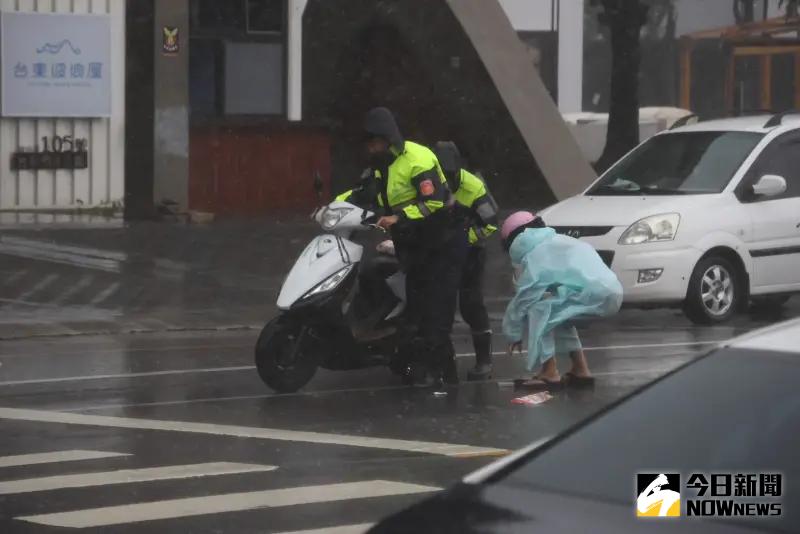 ▲康芮即將登陸花東一帶，稍早風雨瞬間變得非常強烈，騎士呂阿姨當場被風吹歪，嚇得直喊「好怕被後車輾死！」（圖／記者朱永強攝）