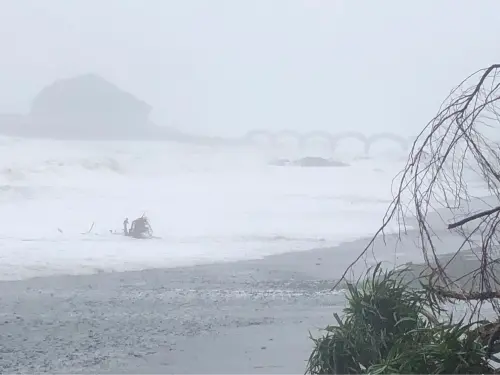 ▲台東三仙台進入台風眼之後，風雨突緩解的現場直擊。（圖／記者葉政勳攝）