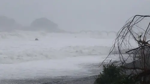 ▲台東三仙台原先的猛烈風雨以及大浪。（圖／記者葉政勳攝）