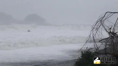 ▲台東三仙台整座島嶼都遭波濤洶湧的海浪吞噬，三座拱橋也被白霧遮住，幾乎看不清。（圖／記者嚴俊強拍攝）