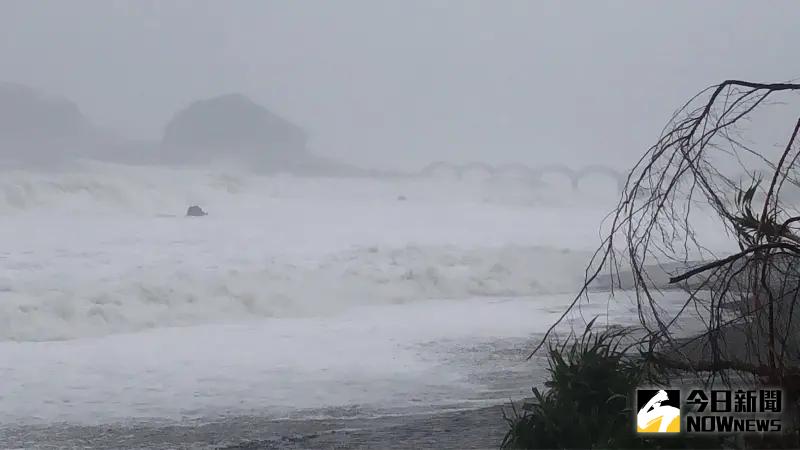 ▲台東三仙台整座島嶼都遭波濤洶湧的海浪吞噬，三座拱橋也被白霧遮住，幾乎看不清。（圖／記者嚴俊強拍攝）