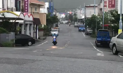 台東直擊／康芮颱風眼現況曝光！成功無風雨超平靜　阿伯騎車外出
