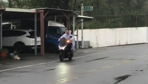 ▲台東縣成功鎮居民趁著無風無雨之際,盡快移動。(圖/記者嚴俊強攝) ▲台東縣成功鎮居民趁著無風無雨之際,盡快移動。(圖/記者嚴俊強攝)