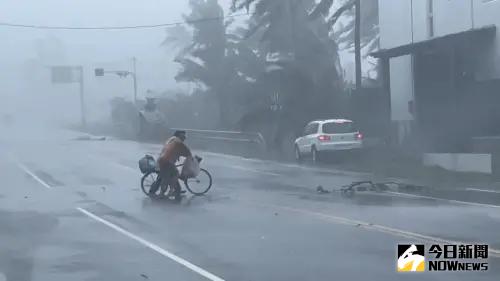 獨／台東撿回收老翁不敵風雨摔車道上！NOWnews記者奮不顧身搶救
