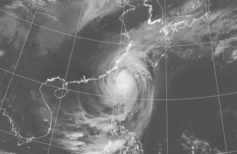 ▲康芮颱風今（31）日13:40從台東成功登陸，目前暴風圈籠罩全台，颱風結構登陸後受到破壞，颱風眼消失且預計最快17:00會下修成中颱。（圖／氣象署提供）