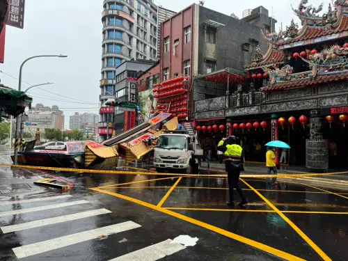 康芮颱風襲來！板橋慈惠宮牌樓驚傳倒塌　警方進行交通疏導及管制
