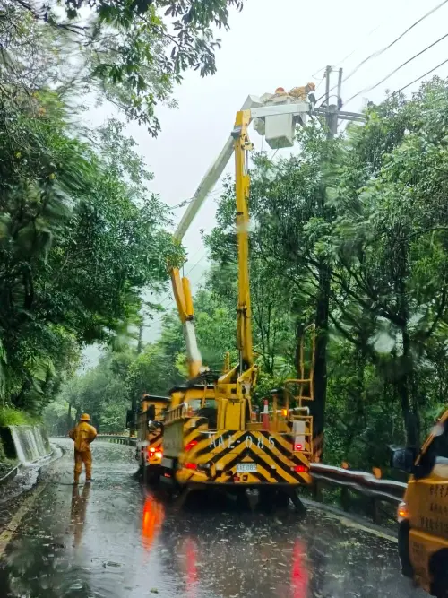 強颱康芮登陸　台電：全台停電約30萬戶、近半數未復電
