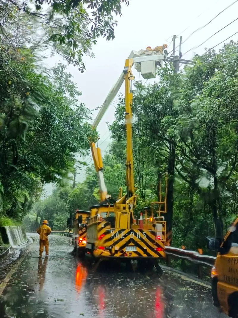 ▲台電人員於基隆七堵區進行斷線搶修作業。（圖／台電提供）