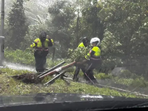 康芮颱風暴風圈籠罩！花東地區災情頻傳　路樹倒塌警消狂奔救援
