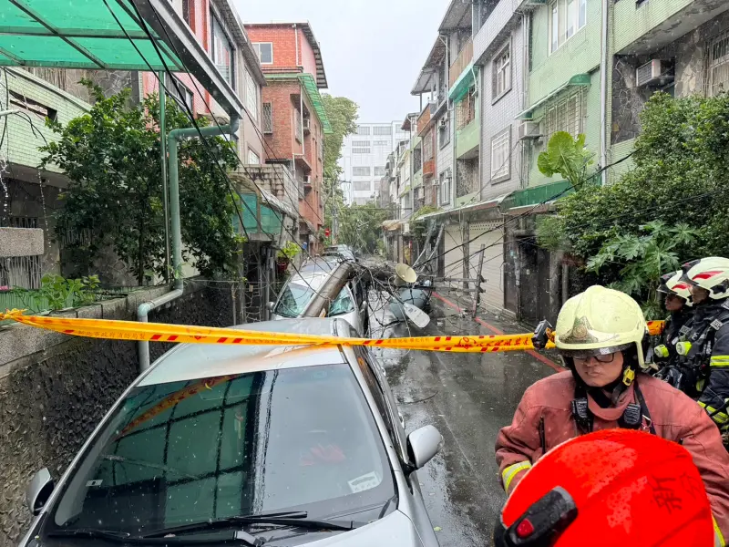 ▲強颱康芮吹斷新北市新店福民公園旁巷弄3根電線桿，警消獲報後封鎖現場並通知台電處理。（圖／翻攝畫面。）