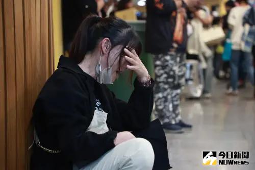 ▲劉德華演唱會當天臨時宣布取消時，有許多歌迷以為見不到偶像，當場崩潰痛哭。（圖／記者葉政勳攝）
