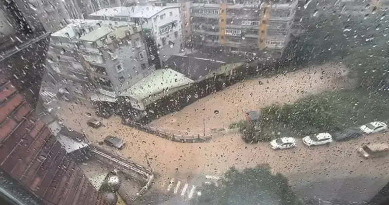 ▲康芮颱風31日下午已登陸台東，挾帶的豪雨在上午11時，在汐止水源路造成淹水情形。（圖／翻攝臉書）