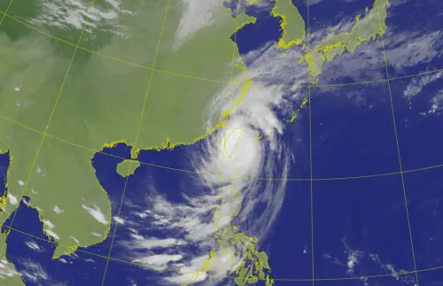 ▲康芮颱風中心在今天下午從台東登陸，預估最快晚上至深夜出海，中南部風雨越晚越大，要特別留意。（圖/中央氣象署）