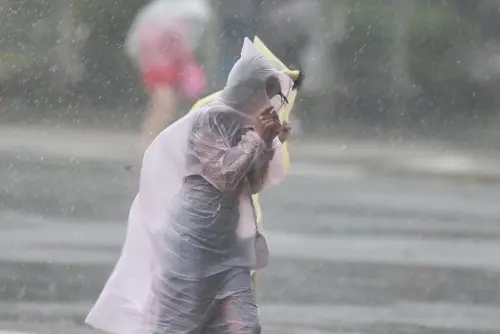 ▲康芮颱風配圖，台北街頭、大雨、雨傘、雨衣、天氣配圖。（圖／記者葉政勳，2024.10.31）