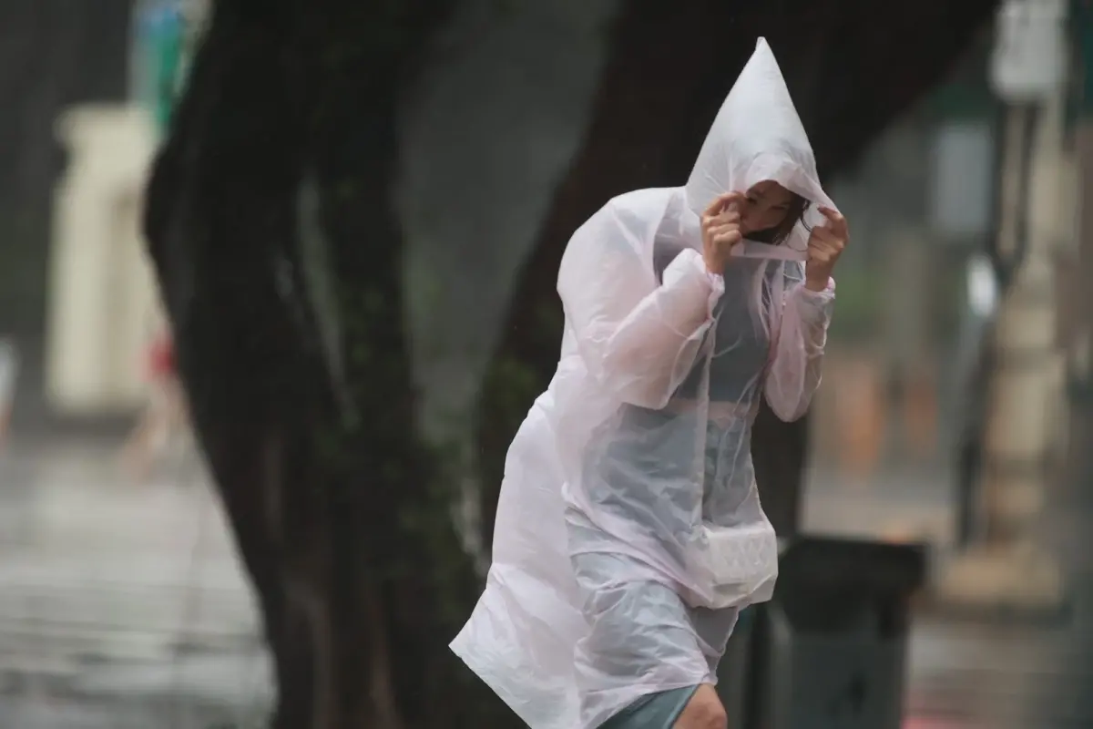 ▲對流雲系發展旺盛，易有短延時強降雨，今（16）日中央氣象署已發布大雨特報。（圖／記者葉政勳）