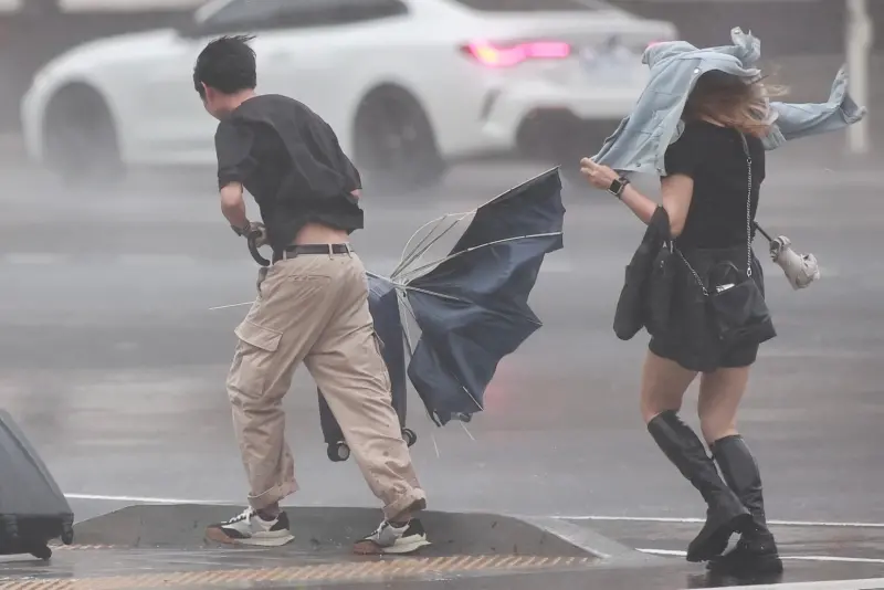 ▲康芮颱風強風豪雨肆虐台灣，中央氣象署在下午5時降為中度颱風，預計最快今晚從中部出海。（圖／記者葉政勳，2024.10.31）