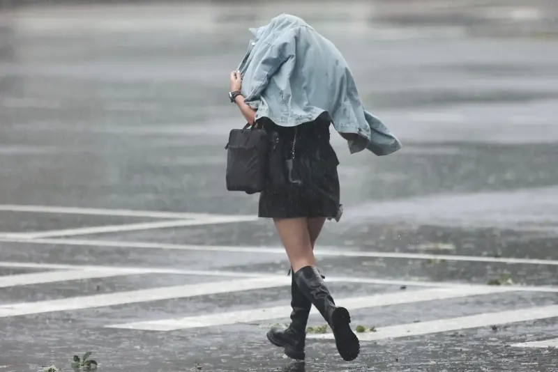 天氣預報／今天天氣悶熱有雨！開工日更熱飆36度　暴雨準備轟全台
