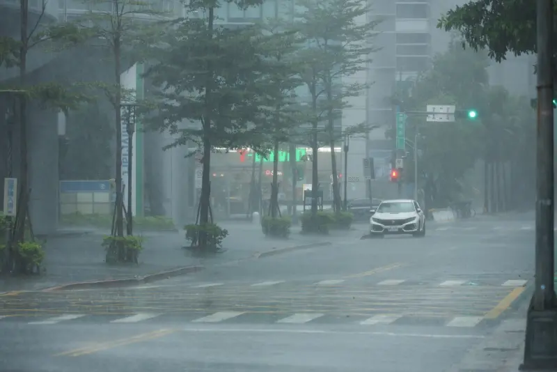 ▲天兔颱風強度雖持續減弱，卻激發出強烈雨帶，台南、高雄、屏東地區可能出現豪雨，導致局部積淹水現象，水利署也針對台南、高雄市發布淹水警戒。（圖／記者陳明安攝）