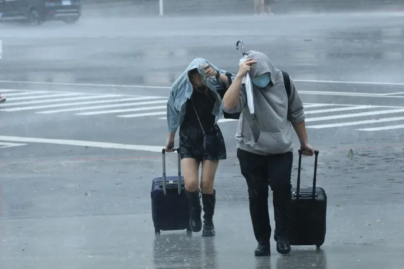 ▲風神颱風最快週五（17日）晚間生成，因東北季風同時南下，將與風神颱風有共伴效應發生機會。（圖／記者陳明安攝）