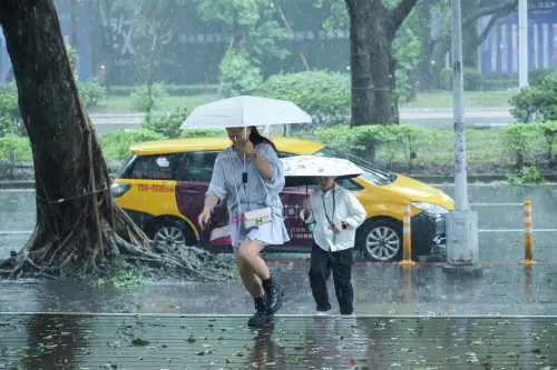 ▲康芮颱風配圖，台北小巨蛋附近街頭、大雨、天氣配圖。（圖／記者陳明安攝，2024.10.31）