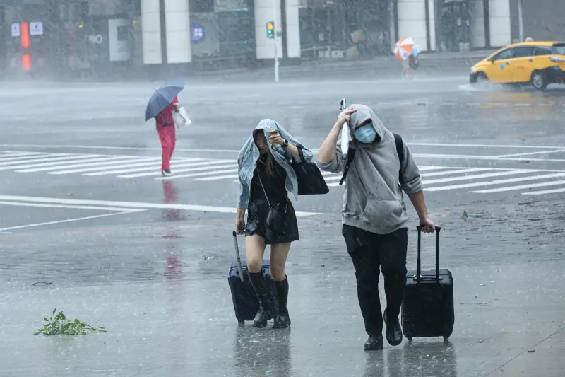 ▲康受到東北季風影響，今（13）日中央氣象署持續發布「大雨特報」。（圖／記者陳明安攝）