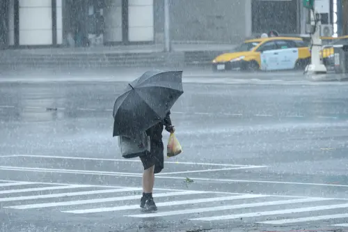 天兔雨彈炸到晚上！高雄等5地「豪雨特報」　下週天氣輪北部變天
