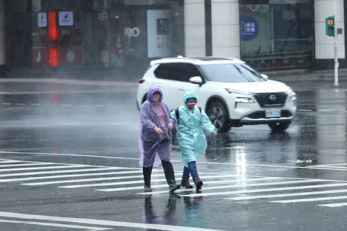 快訊／下班路上注意！新北、基隆「大雨特報」　暴雨一路下到明晚
