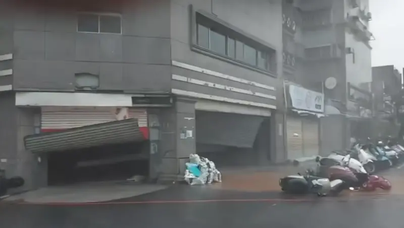 ▲今(31)日有網友上傳台東市區影片,畫面可見鐵捲門被風吹爆。(圖/翻攝畫面)