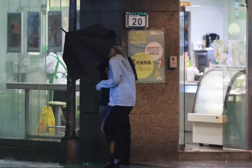 ▲康芮颱風配圖，台北街頭、大雨、雨傘、雨衣、天氣配圖。（圖／記者葉政勳攝，2024.10.31）