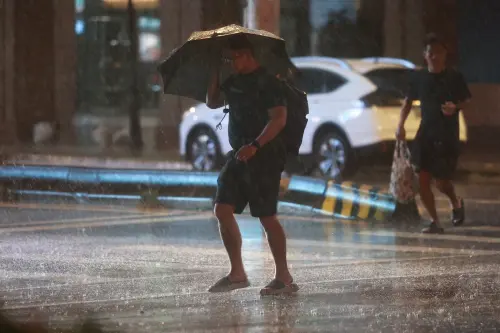 ▲康芮颱風配圖，台北街頭、大雨、雨傘、雨衣、天氣配圖。（圖／記者葉政勳攝，2024.10.31）