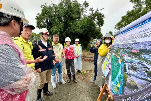 ▲強颱康芮午後登陸，市長陳其邁關心滯洪防汛工作，特地前往大社溫鼓埤滯洪池，實地瞭解該流域水情、水位及工程計畫，確保落實防汛防洪。（圖／高市府提供）