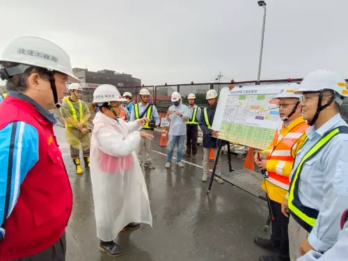 ▲林欽榮聽取捷運局防颱簡報，責成捷運局務必落實相關防颱工作。（圖／高市府捷運局提供）