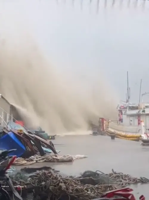 ▲宜蘭大溪漁港的驚人風雨畫面。（圖／翻攝爆料公社）