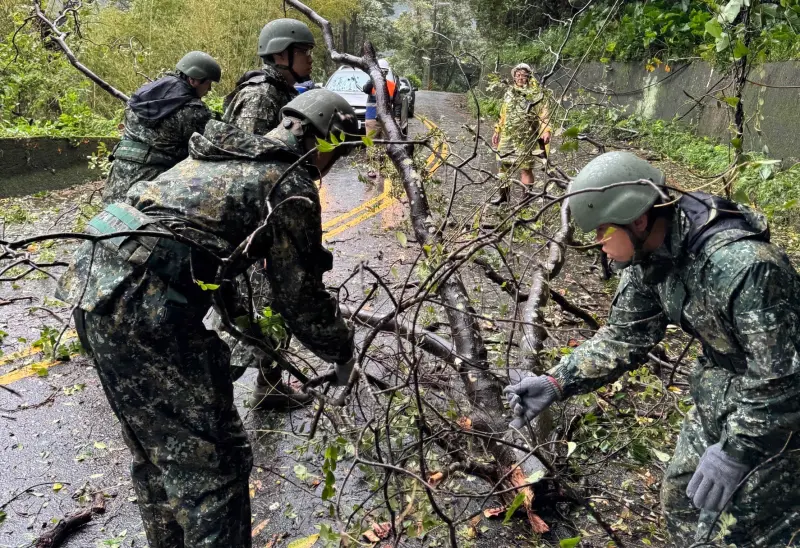 ▲第三作戰區官兵協助新北市烏來區道路搶通。（圖／第三作戰區提供）