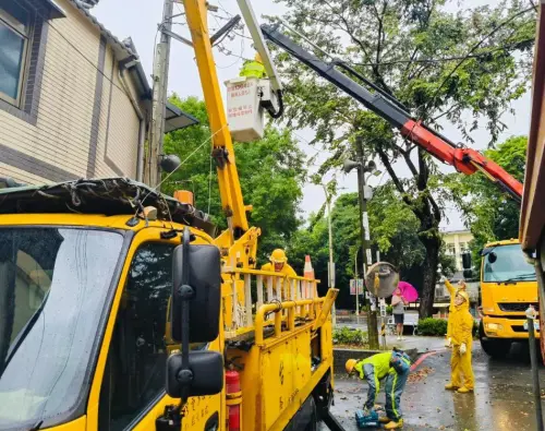 康芮颱風帶來強大風雨！台電公司高雄區營業處嚴陣以待
