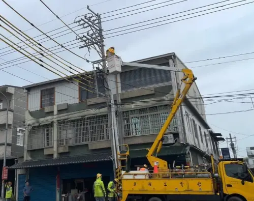 ▲台電公司高雄區營業處巡修人員進行停電修復工作。(圖／台電高雄區營業處提供)