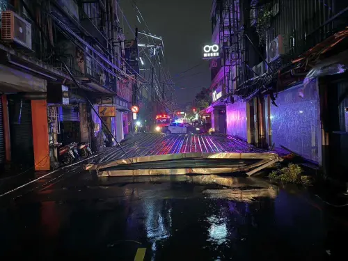 康芮釀停電災情!颱風夜狂閃燈又斷網 網友崩潰:要先關掉冷氣嗎