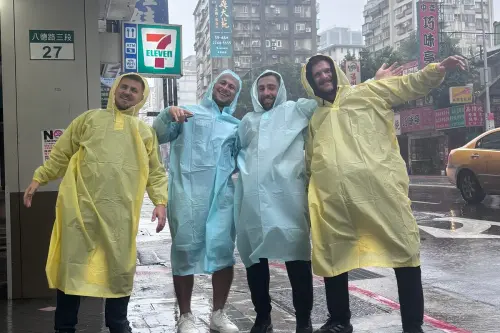 12強賽／無懼康芮颱風威力！捷克國家隊球員穿雨衣「探索台北」
