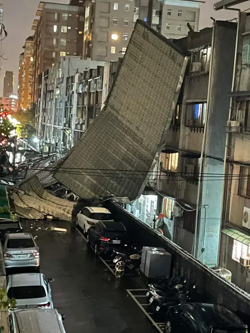 強颱康芮襲台！北市延壽街「長鐵皮屋頂」被吹掀　堵住整條街
