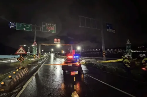 關渡大橋「景觀燈管」鬆脫飛起！砸中車輛　新北市府封閉雙向道路
