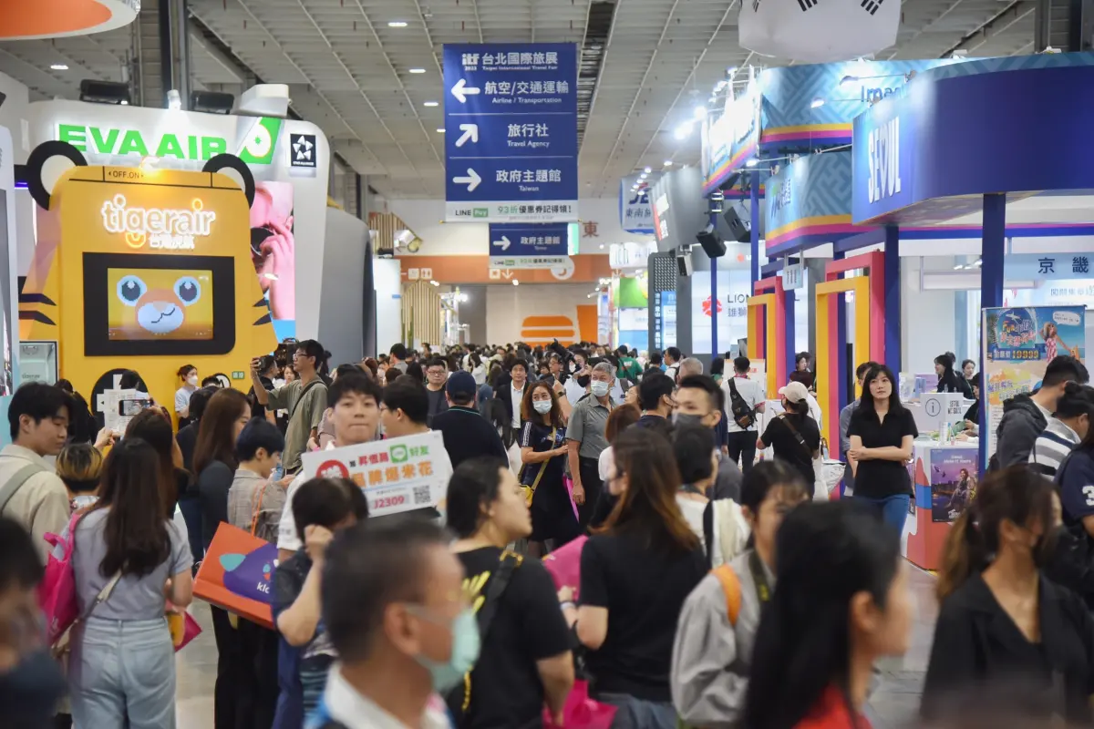 ▲2024ITF台北國際旅展今（1）日在南港展覽館登場，多家飯店都有參與，甚至也推出線上旅展，飯店推出的住宿券與自助餐廳的吃到飽餐券是每年是民眾到旅展必搶商品之一，本文整理完整資訊一次看。圖為去年旅展人潮盛況。（圖／記者陳明安攝）
