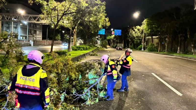 ▲康芮颱風帶來北市千件路樹倒塌災情，內湖文德所長率7員警出動排除，持鋸子、砍刀等工具，耗時3小時移除路樹。（圖／翻攝畫面）