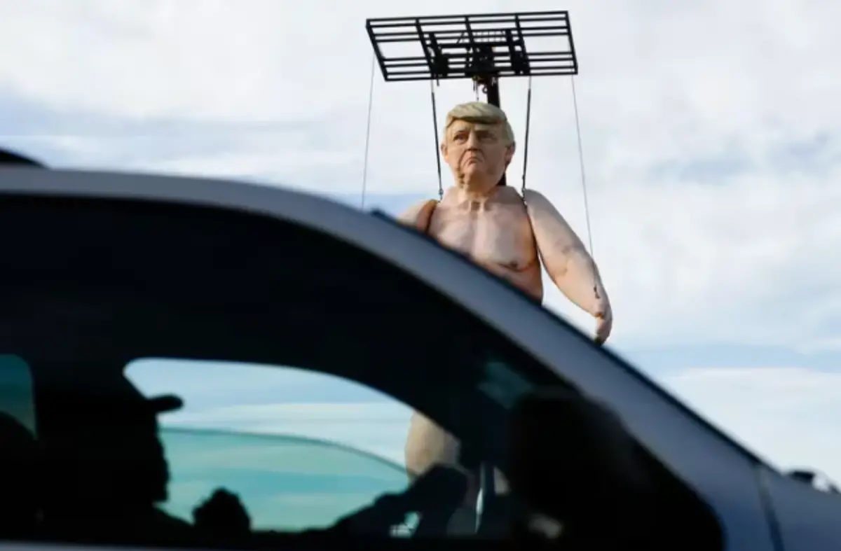 ▲美國多地陸續出現反川普的惡搞雕像，一座沒穿衣服的川普雕像週四現身賓州費城。（圖／翻攝自費城問詢報）