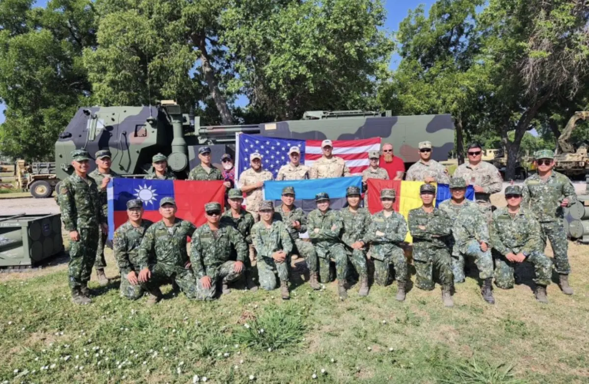▲國軍赴美接裝海馬斯多管火箭人員照片在微博曝光。（圖／翻攝自美軍臉書）