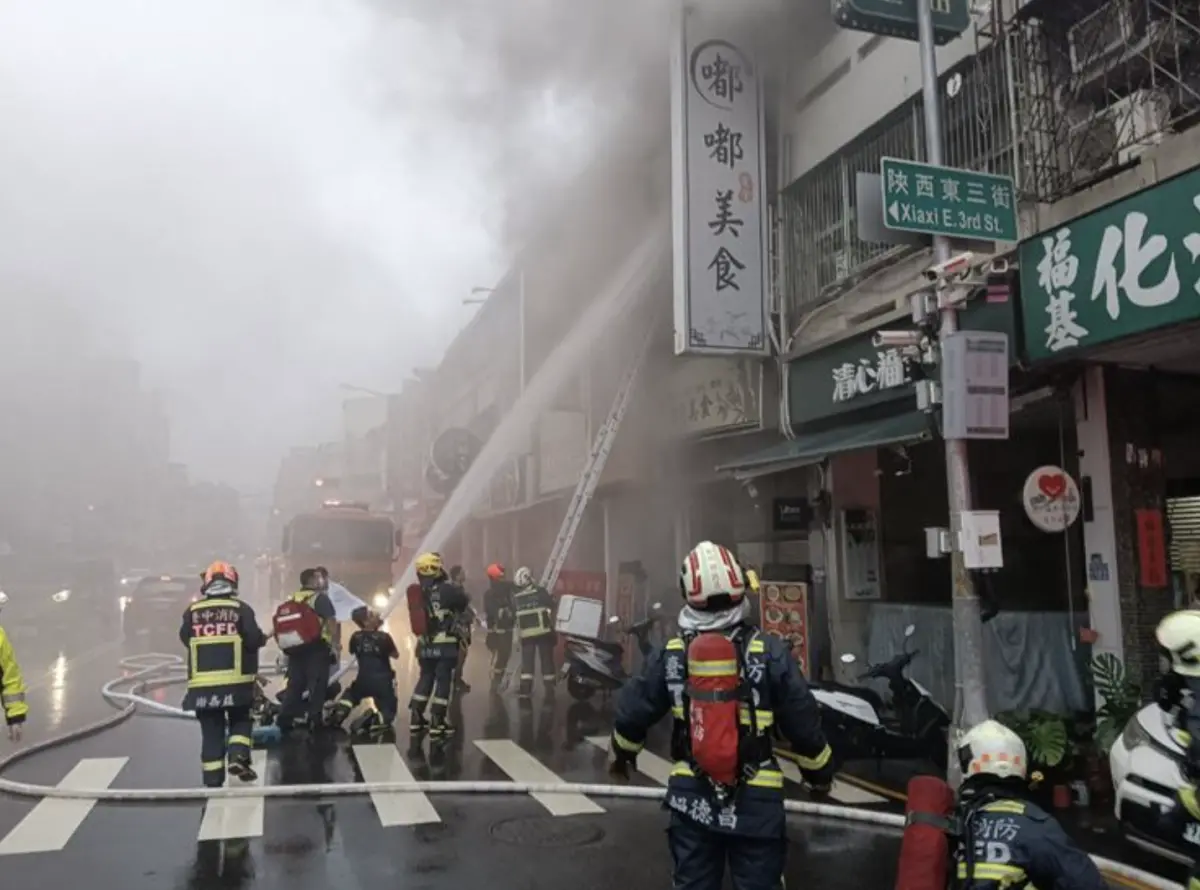▲今（1）日清晨5時57分，台中市北區某間知名小吃店發生火警，陣陣黑煙猛竄整條街，警消派遣各式消防車25輛、消防人員67名到場搶救。（圖／翻攝畫面）