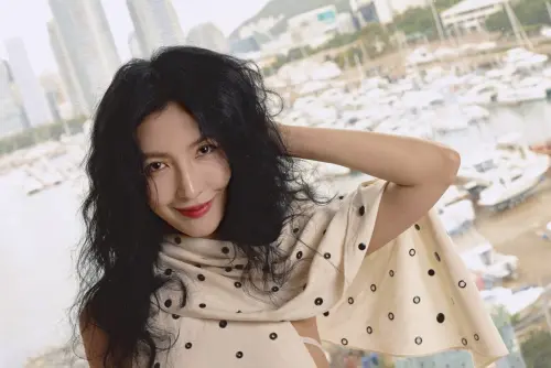 楊謹華拍過4部劉德華MV！從〈冰雨〉熬成影后　41歲嫁給真愛
