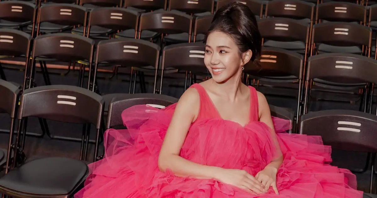 ▲家寧（左）在走鐘獎後台接受薔薔訪問，聊到分手幾度講不出話，也透露花很多時間走出來。（圖／翻攝自YouTube 林嘉凌 薔薔Maze）