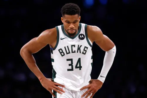 ▲密爾瓦基公鹿繼續沉淪，而關於「字母哥」Giannis Antetokounmpo的交易傳聞則會越炒越熱。在今（1）日的NBA例行賽，公鹿客場迎戰曼菲斯灰熊，上半場結束就落後超過20分，最終以99：122輸球。（圖／美聯社／達志影像）